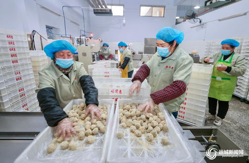 福同惠生產(chǎn)車間內(nèi)制作傳統(tǒng)糕點(diǎn)食品